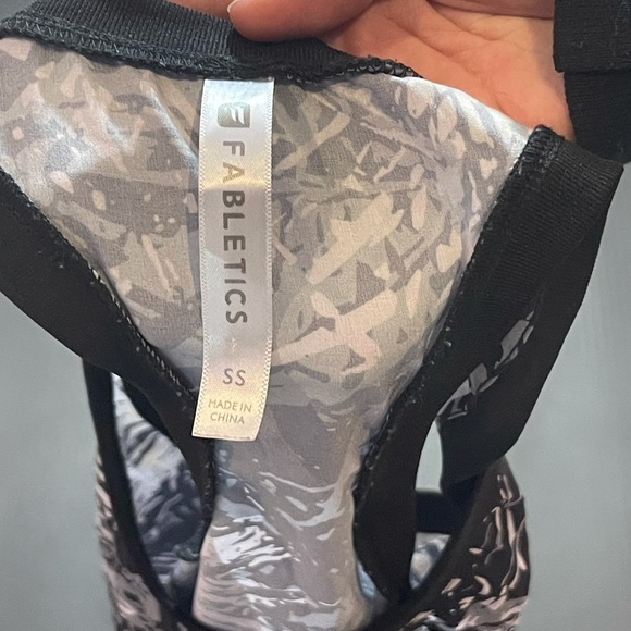 Black and white fabletics tank - Picture 3 of 3